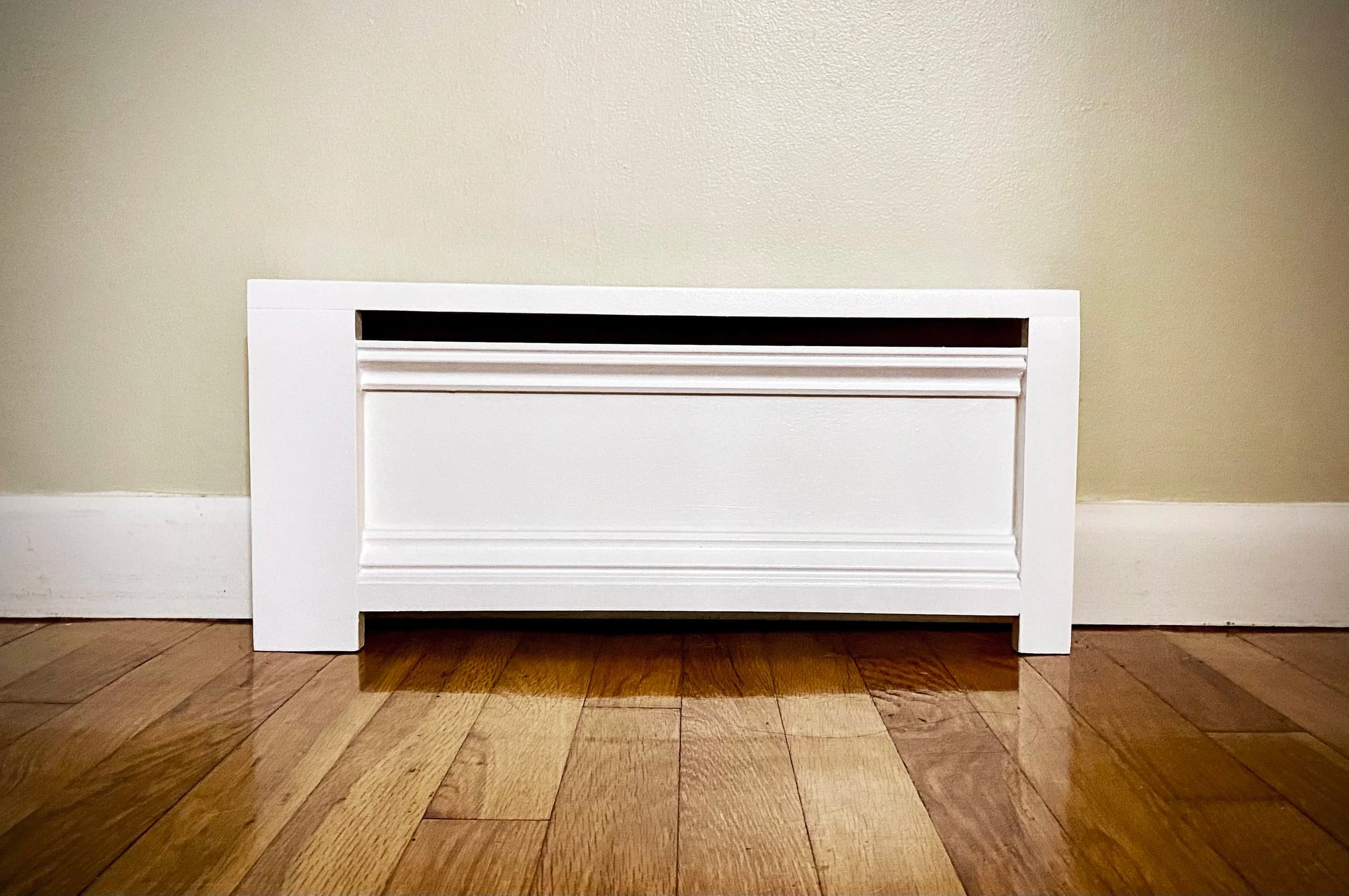 The Elisabeth baseboard cover with molded rail
